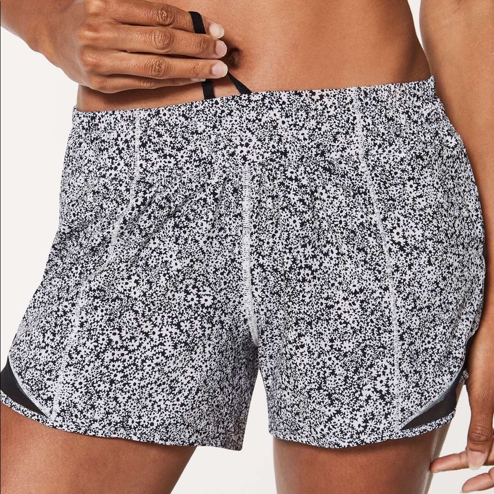 LULULEMON ATHLETICA HOTTY HOT SHORT II LONG (4”) DITSY DAISY BLACK & WHITE